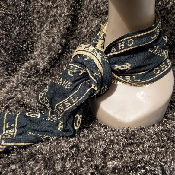 Chanel CC Logo Knit Scarf in Black & Beige - Picture 3 of 6